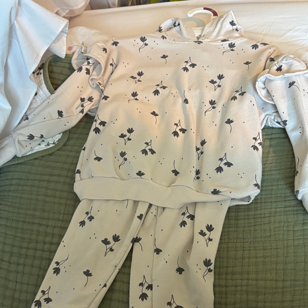 Jessica Simpson Floral Kids sweatsuit jogger - Cream and Black